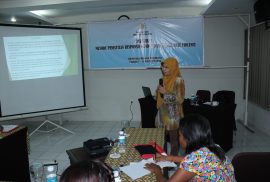 Dr Tri Winarni Soenarto Putri, SU (Kepala PSW UGM) memberikan materi dalam Pelatihan Metode Penelitian Responsif Gender